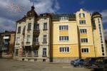 Стара чортківська кам'яниця: 2011 рік, новий жовтий сусід