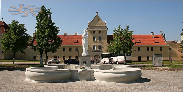 Центр Жовкви, замок Жолкевських.