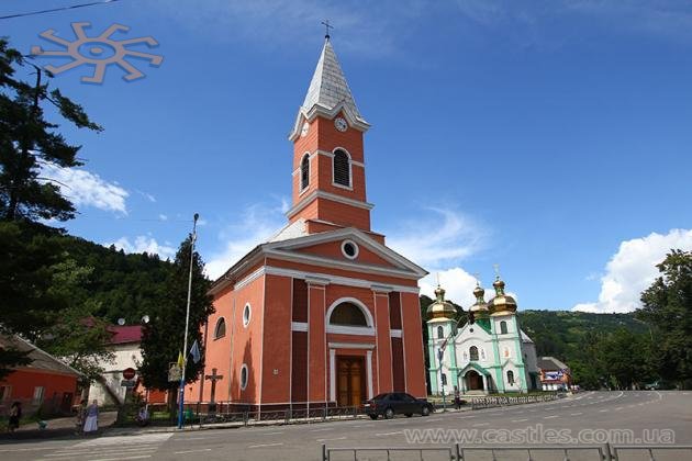 Центр Рахова. Костел св. Яна Непомука (1822) і аляповата страшна церква