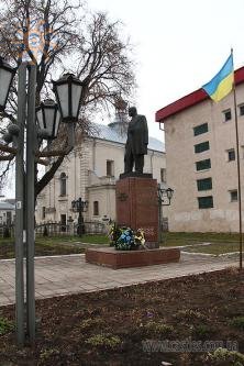 Монумент Т.Шевченку в центрі Копичинців