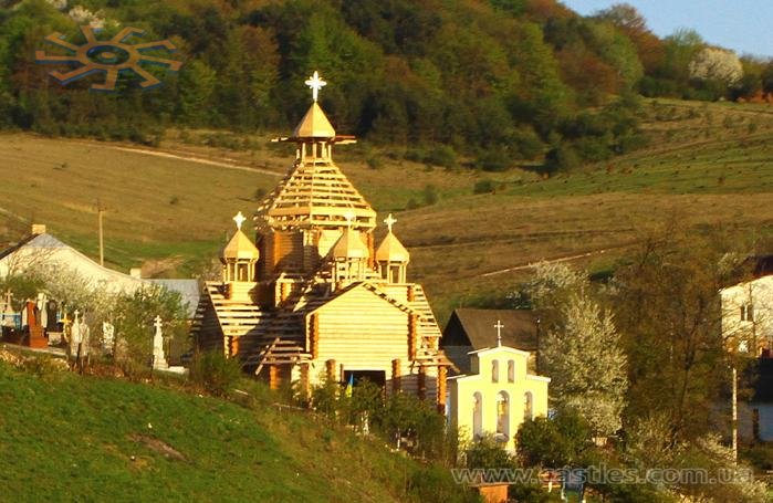 в 2012 р. нова дерев'яна церква в Зарваниці будується швидкими темпами.
