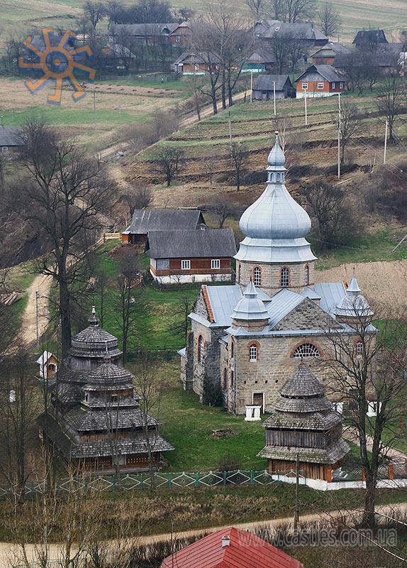 Дві церкви в селі Ісаї на Турківщині
