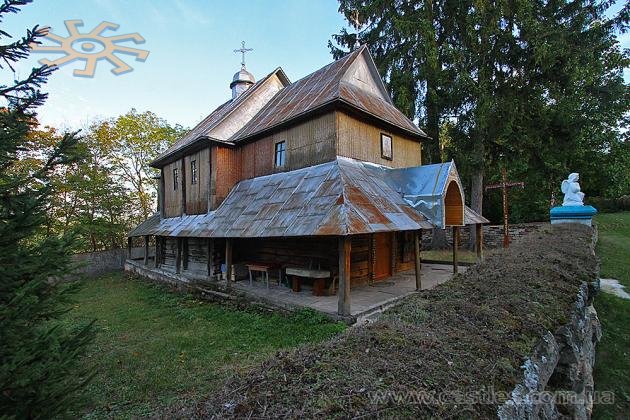 Дерев'яна Покровська церква сховалася на околиці Сокільця, на високих кручах над Дністром.