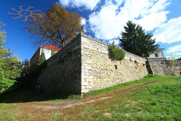 Залишки замку Чурилів стали підмурками палацу Комарів. Муровані Куриловці, 28 вересня 2014 р.