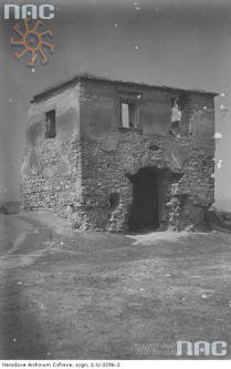 Башта замку в селі Кривче в міжвоєнний час
