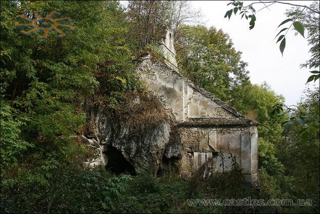 Старий монастир з печерою в Улашківцях.