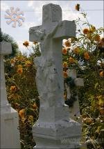 Старі хрести на цвинтарі в Пліснянах