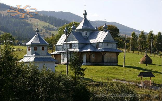 Буковецький перевал. А на ньому - церква.