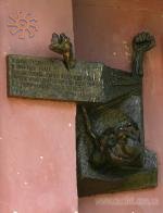 Пам'ятний знак жертвам НКВС на садибному флігелі.