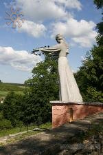 Радянський пам'ятник неподалік Святодухівської церкви.