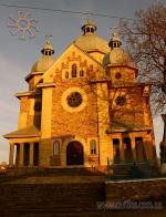 Параскевська церква в Требухівцях стоїть вдалині від траси.
