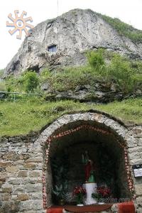 Тут добре видно засклене вікно печерної церкви.