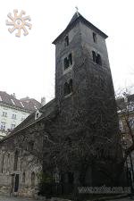 Романська башта святині.