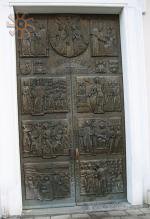 Двері на честь 2000-ліття християнства.