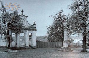 Дзвіниця і марійна колона монастиря августинців. Фото 1929 р.