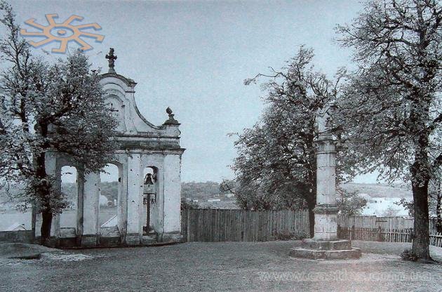 Дзвіниця і марійна колона монастиря августинців у Залізцях. Фото 1929 р.