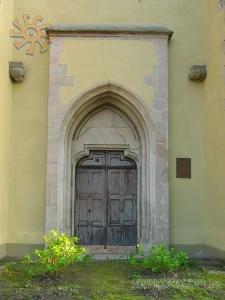 Портал мужієвського домініканського храму зараз прикрашає костел у Береговому
