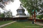 Вкрита бляхою дзвіниця церкви у Русові
