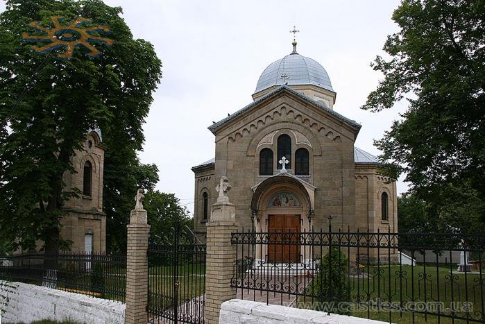 Нео-візантійська Троїцька церква в Чунькові натякає на кордон з Тернопільщиною. Cincău, Zastavna