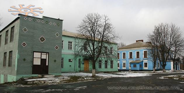 Впізнати в цих двох спорудах витончений палац з акварелі дуже важко.
