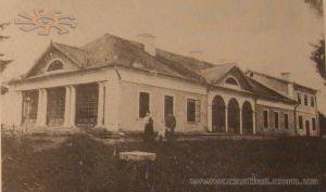 Двір у Чесниках близько 1918 р. Фото з VIІ тому "Дій резиденцій на Кресах Речі Посполитої" Романа Афтаназі.