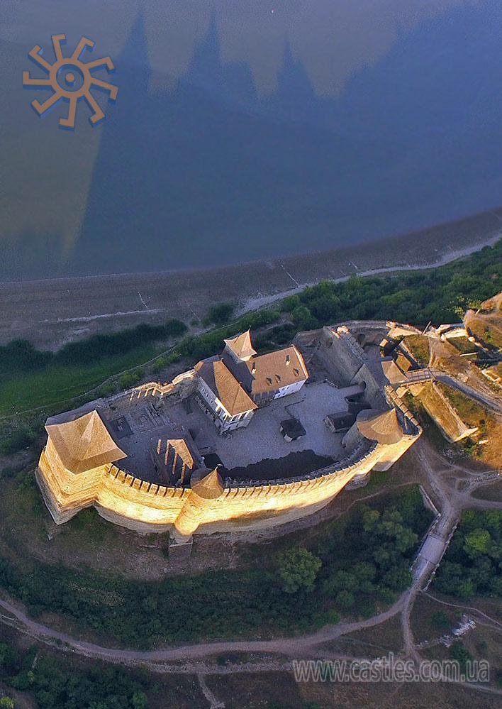 Хотинська фортеця відображається у водах Дністра