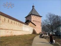 Пиріжки під стінами монастиря коштують майже втричі дорожче, аніж, скажімо, в Москві.