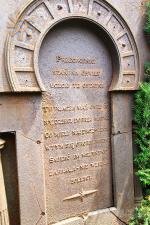 Надгробки Скиневських перенесені з Нового Поріччя