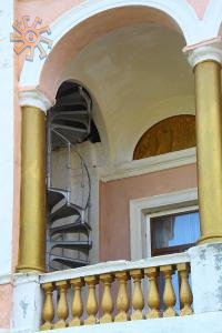 Гвинтові сходи на дах котюжанського палацу