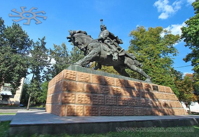 У Хмельницькому аж 4 пам'ятники гетьману, котрий тут ніколи не бував. Цей, кінний, - з 1993 року. Скульптор В. Борисенко, архітектор М. Копил.
