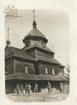 Німецькі солдати фотографуються біля Успенської церкви у Сарниках Долішніх в Першу світові війну