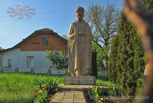 Пам'ятник мученику єпископу Григорію Хомишину біля церкви в Гадинківцях, 6 травня 2017 р.