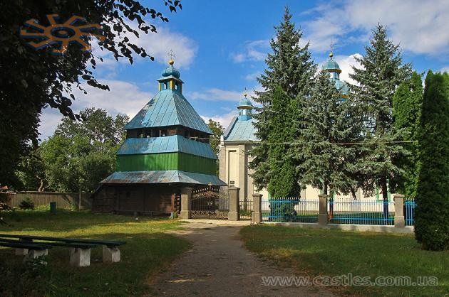 Дерев'яна дзвіниця мурованої церкви в Іванкові