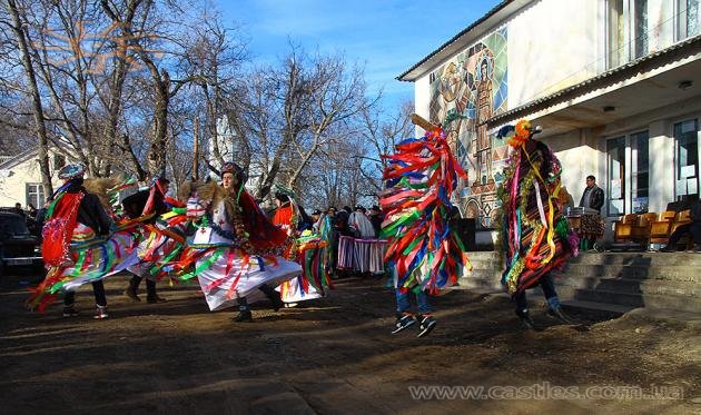 Маланкарські Коні та Кози танцюють перед будинком культури у Тернавці 2 січня 2017 р.