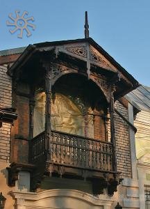 Розкішний дерев'яний балкончик у закопанському стилі
