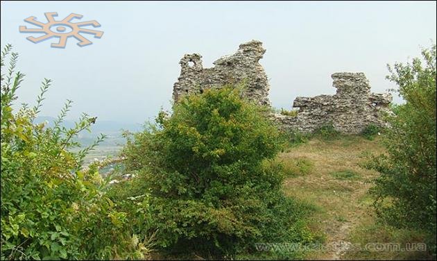 A Nyalábvár romjai a város melleti dombtetőn