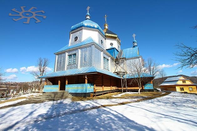 Православна Петропавлівська церква в Космачу. 4 березня 2013 р.