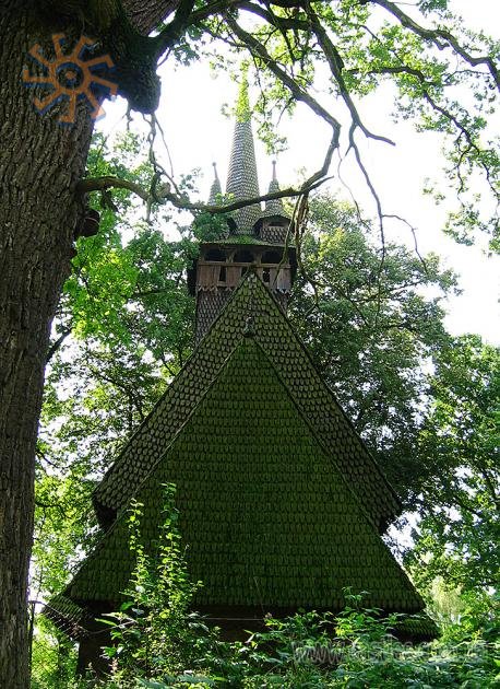 Гармонія архітектури і природи. Михайлівська церква у Крайниковому. Серпень-2005.