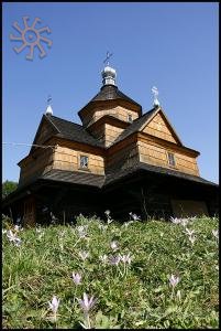 Гуцулсьька церква в Ворохті в оточенні квітів