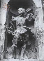 Права статуя на дзвіниці в липні-2009 і в 1994 р.
