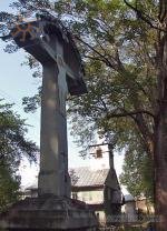 Хрест біля церкви у Квасах на Закарпатті