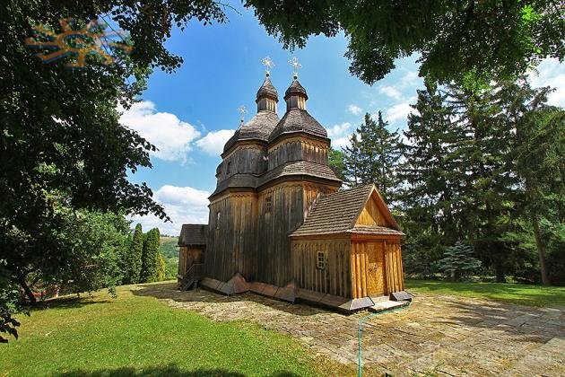 Відреставрована Михайлівська церква у Зінькові майже позбулася бляшаних прикрас.