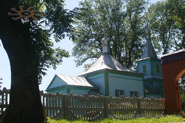 Покровська дерев'яна церква (1877) в селі Лючин, 7 червня 2010 р.