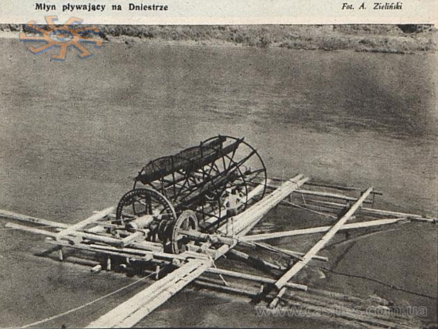 Ось такими були пливучі млини на Дністрі, які дали назву Мельниці-Подільській. Фото 1930-х років з туристичного буклету "Podole".