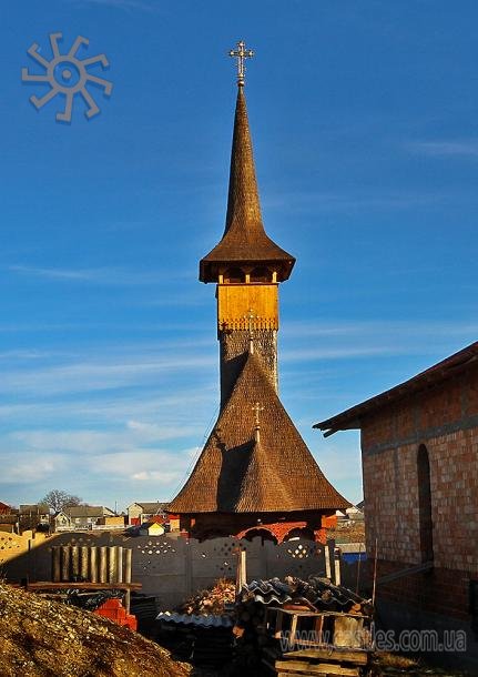 Абсолютно нескромна ПРИВАТНА церква у стилі марамароської готики у Петрашівці. 1 січня 2018 р.