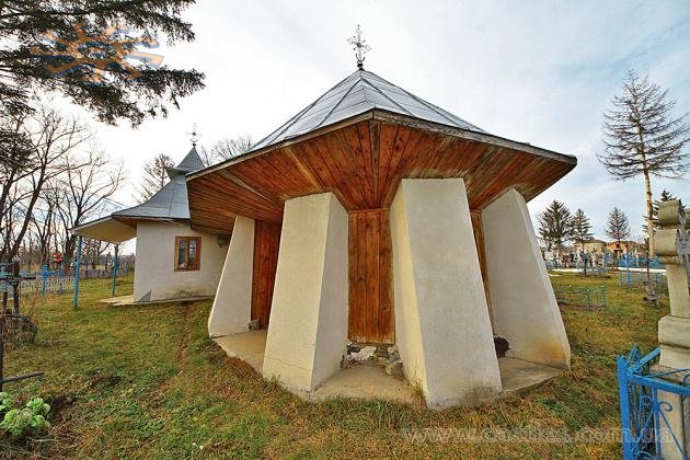 Древня, крихітна і обмурована. Церква Миколая та Христофора (1800) у Годинівці на Герцаївщині.
