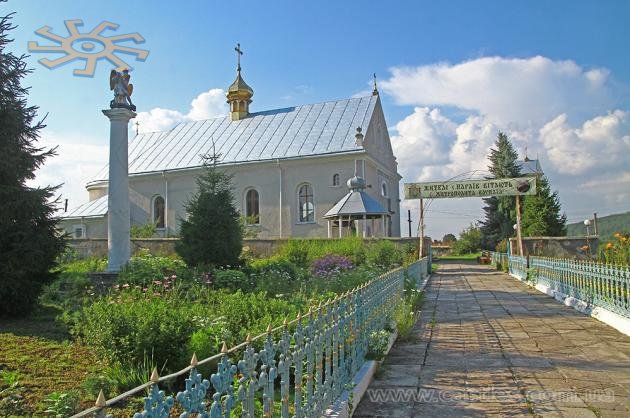 Нараїв. Церква  Воздвиження Чесного Хреста (1830) з фіґурою поруч.