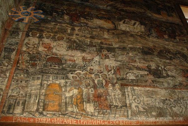 Стіни храму вкриті фресками.
