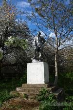 Напевно, колгосп у Грушці колись носив ім'я Олександра Суворова - звідси і статуя в повний зріст