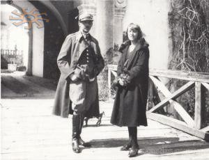Тадеуш та Ірена Коморовські біля замку з своїм песиком. 1936 р.
